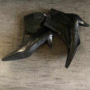 Stuart Weitzman Leather Pointed Toe Zip Up Boots 8